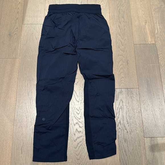 Lululemon Woman's Size 2 True Navy Beyond the Studio Crop Lightweight Pants - Picture 9 of 14